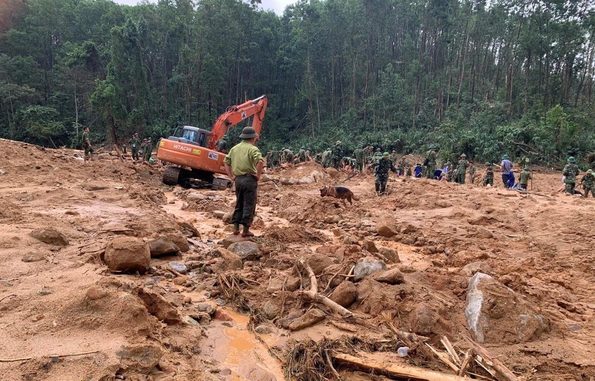 Lực lượng cứu nạn tìm kiếm người mất tích tại khu vực nhà kiểm lâm ở Tiểu khu 67. Ảnh: TTXVN.