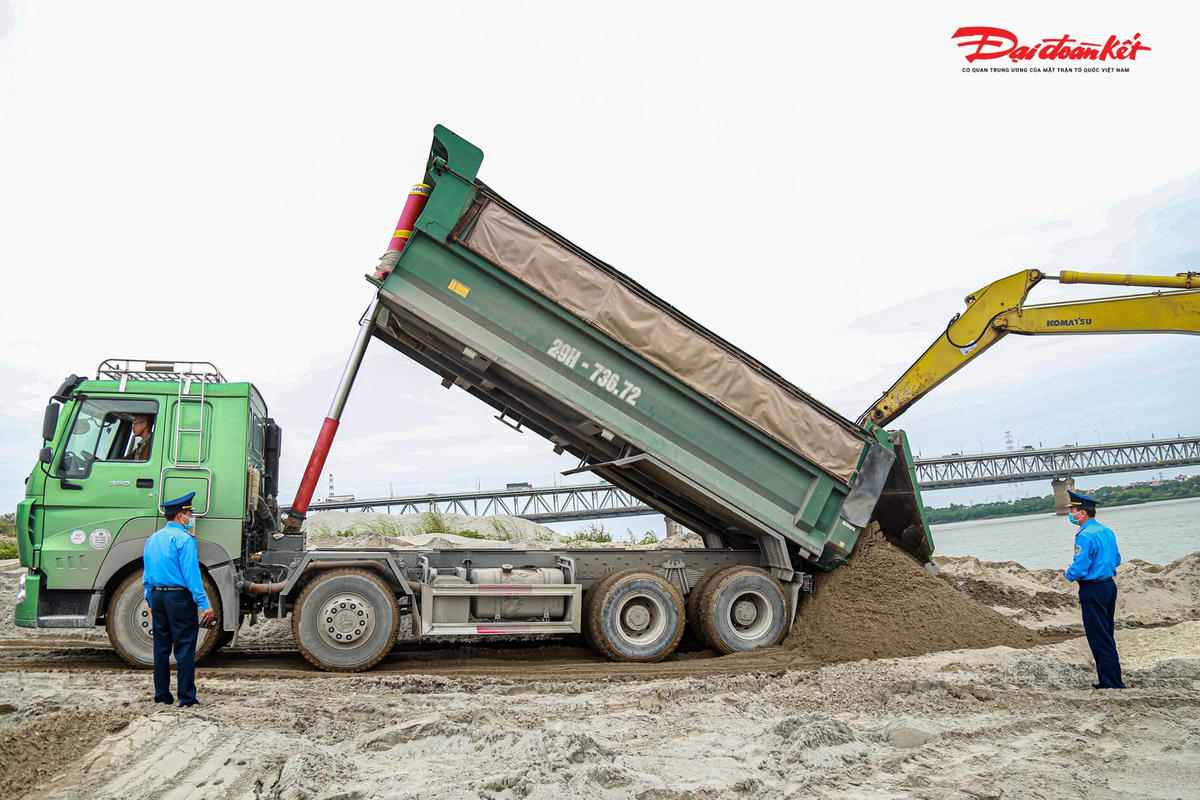 Các phương tiện chở quá khổ, quá tải đều phải hạ tải cát ngay tại bến.
