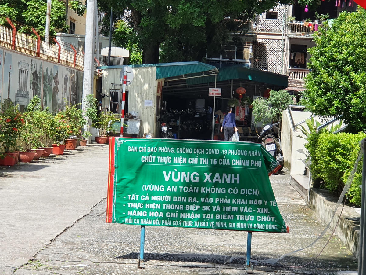 Tại một số "vùng xanh", những tấm biển, barie chắn đường vẫn tồn tại.