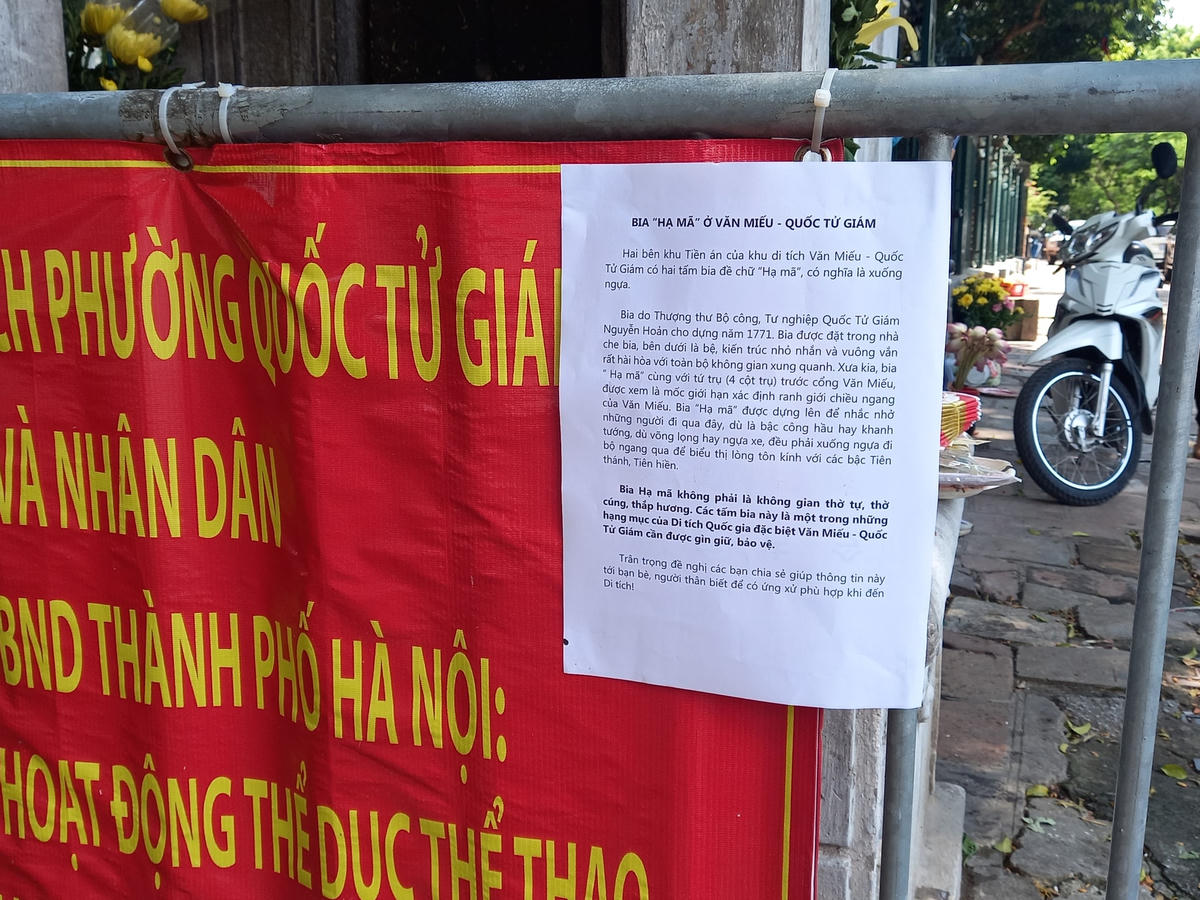 Văn Miếu - Quốc Tử Giám đã sử dụng rào sắt chắn tại bia “Hạ mã”.