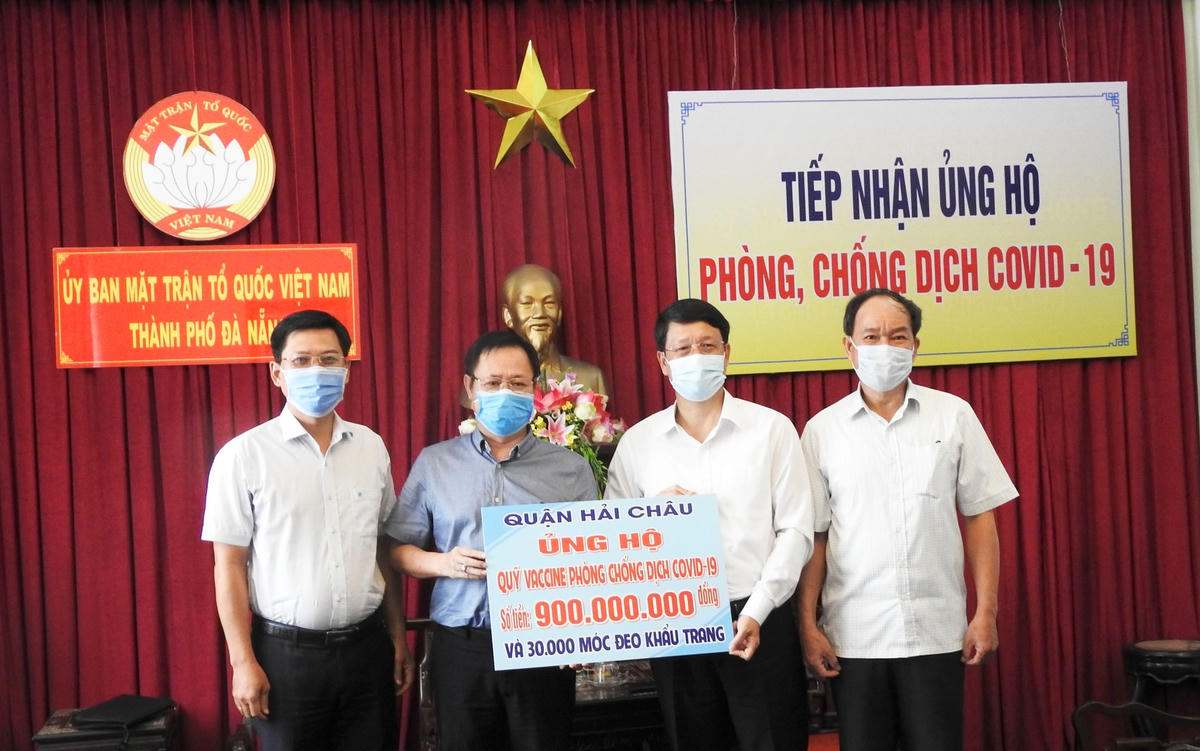 Bí thư quận Hải Châu (Đà Nẵng) Vũ Quang Hùng (thứ 2 từ trái sang), trao 900 triệu đồng ủng hộ Quỹ vaccine phòng Covid-19. Ảnh Thanh Tùng.Công ty TNHH MTV thép VAS Việt Mỹ ủng hộ phòng, chống dịch Covid-19. Ảnh Thanh Tùng.Công ty CP Thủy điện A Vương, ủng hộ Quỹ vaccine phòng Covid-19. Ảnh Thanh Tùng.