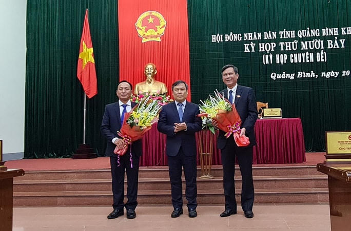 Bí thư Tỉnh ủy Quảng Bình tặng hoa chúc mừng tân Chủ tịch HĐND tỉnh và Chủ tịch UBND tỉnh.