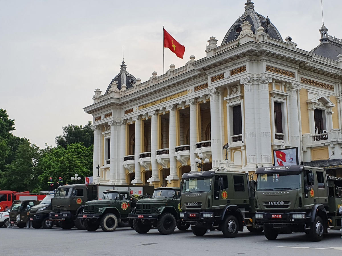 15 xe đặc chủng tập trung trước Nhà hát Lớn lúc 7h chuẩn bị cho nhiệm vụ phun khử khuẩn thành phố.