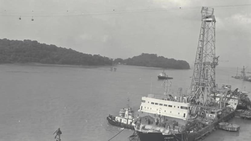 Tàu khoan Eniwetok có chiều cao 69m, cao hơn cả cáp treo. Ảnh: CNA.