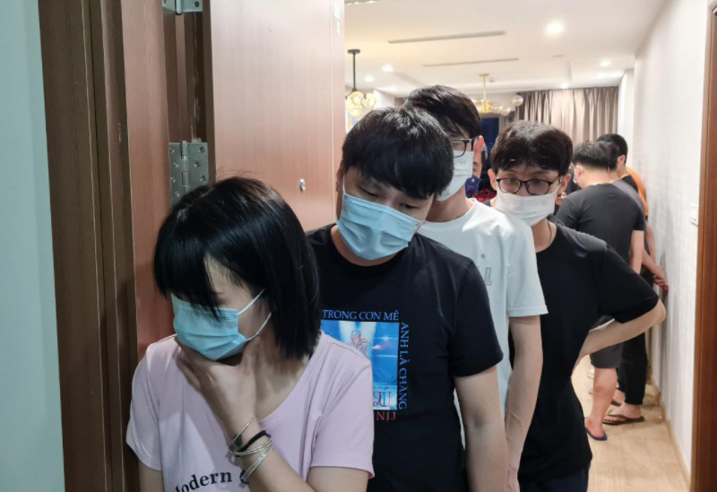 Nhóm đối tượng nhập cảnh trái phép được cơ quan chức năng đưa đi cách ly tại Bệnh viện 19-8 Bộ công an. Ảnh: Báo An ninh Thủ đô.