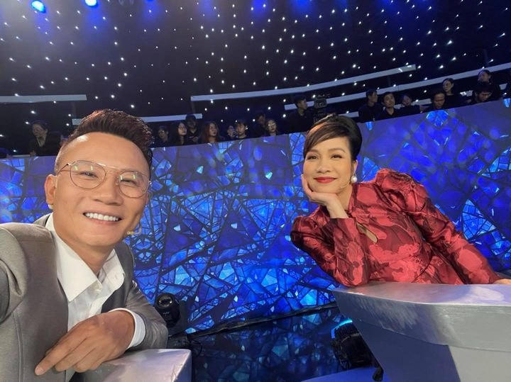 Diva Mỹ Linh và ca sĩ Hoàng Bách hội ngộ trong một chương trình Game shows. Diva dí rỏm: "Đồng hương Nam Định giữa Sài Gòn".