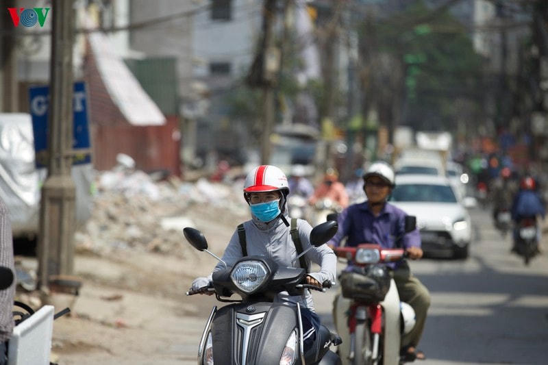 Các phương tiện, đặc biệt là xe máy, xe đạp đi vào đây hệt như đang "nhún nhảy", căng gồng hết tay lái mới có thể vượt qua cung đường này.