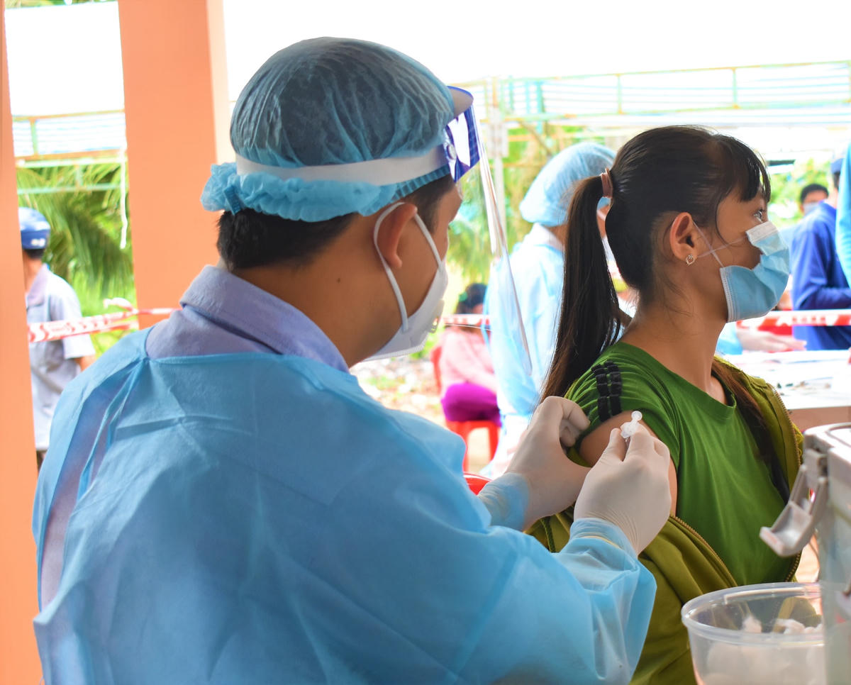 Người dân trên địa bàn xã Phú Hữu (huyện An Phú, tỉnh An Giang) tiêm vaccine phòng Covid-19.