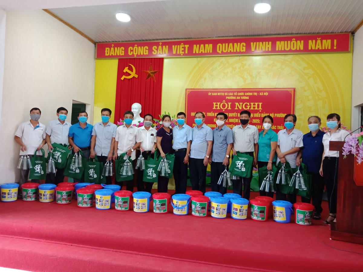 Ra quân tuyên truyền chống rác thải nhựa tại phường An Tường, thành phố Tuyên Quang.