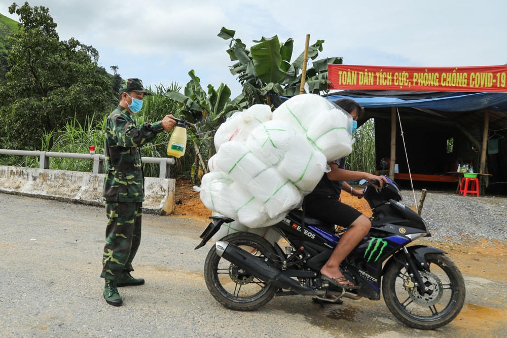 Người và phương tiện đi qua chốt tuần tra đều được phun khử trùng.
