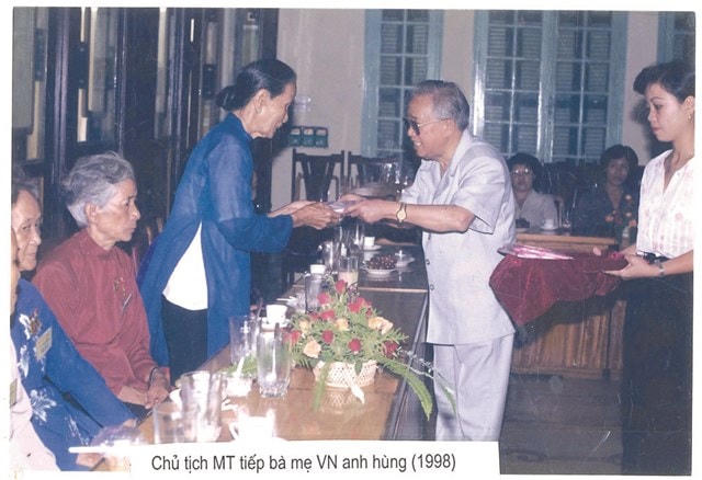 Chủ tịch Lê Quang Đạo tiếp đoàn đại biểu Bà mẹ Việt Nam Anh hùng đến thăm MTTQ Việt Nam vào năm 1998. 