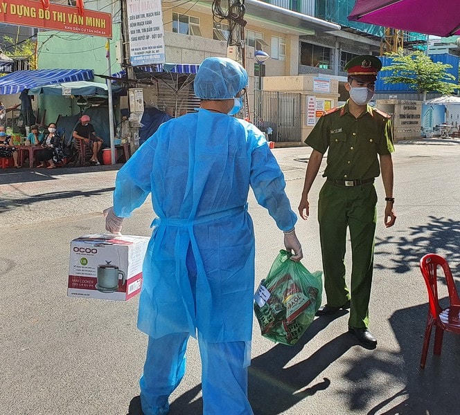 Bác sĩ ra chốt nhận đồ người nhà gửi vào.
