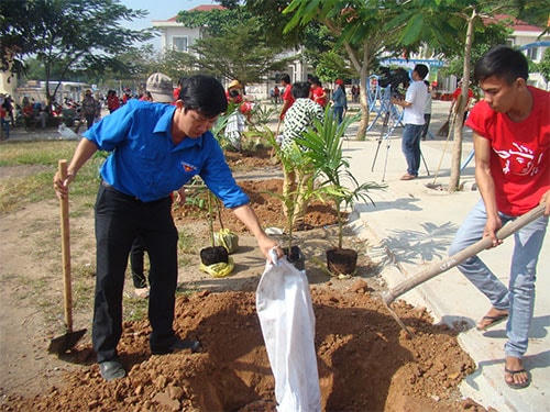 Trồng cây xanh hưởng ứng chiến dịch làm cho thế giới sạch hơn tại Bình Thuận.