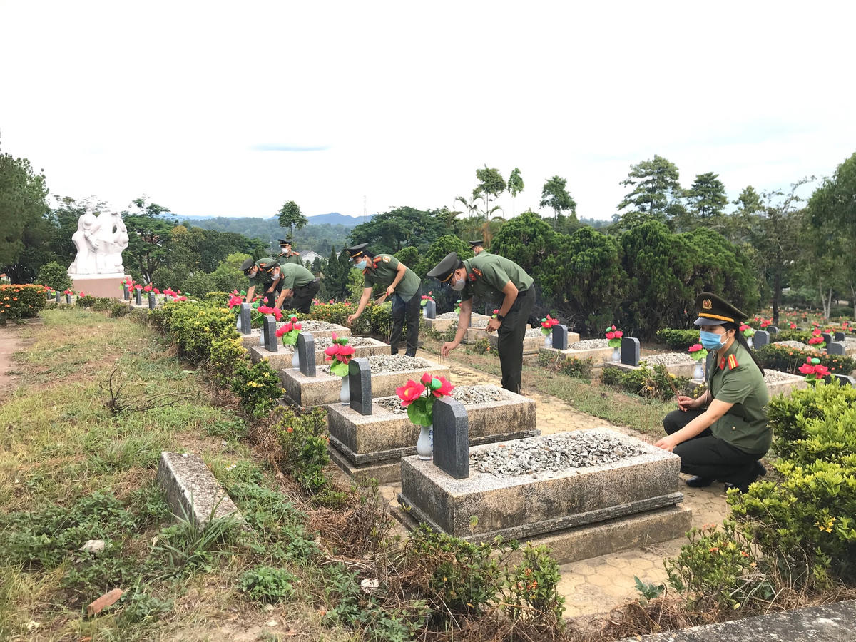 Khối tham mưu, xây dựng lực lượng, hậu cần, Công an tỉnh Thừa Thiên - Huế dâng hương tại nghĩa trang liệt sĩ TP Huế.