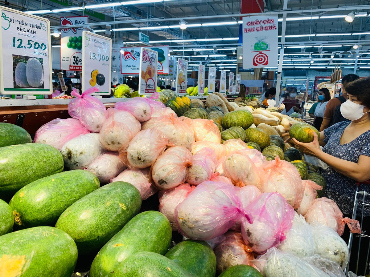 Kệ hàng rau củ của Big C đầy ắp hàng hóa.