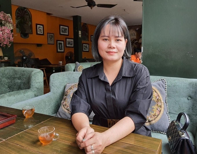 Chị Đinh Phương Loan cho biết bản thân là người thích thời trang, nhưng từ khi làm công việc trang điểm cho người đã khuất, chị ăn mặc chỉnh chu, bớt cầu kỳ hơn để phù hợp với công việc đang làm. Ảnh: Phạm Nga.