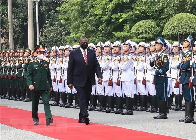 Đại tướng Phan Văn Giang, Bộ trưởng Quốc phòng và Bộ trưởng Quốc phòng Hoa Kỳ Lloyd Austin duyệt đội danh dự Quân đội Nhân dân Việt Nam tại lễ đón. (Ảnh: Trọng Đức/TTXVN).