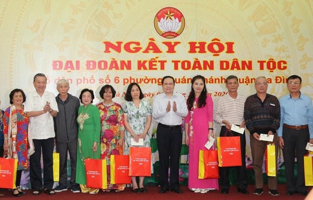 Bộ trưởng Tô Lâm, Chủ tịch Trần Thanh Mẫn tặng quà cho các gia đình tiêu biểu.