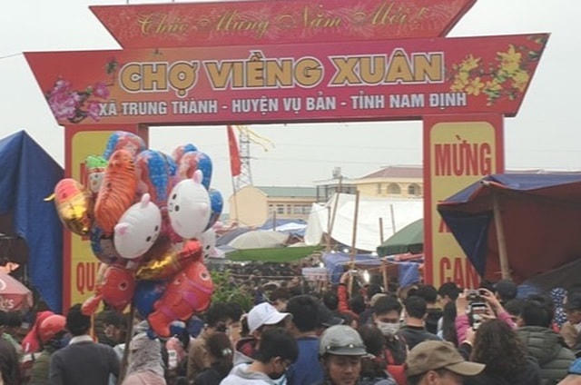Phiên chợ đặc biệt này từng thu hút hàng triệu người dân từ khắp các nơi đến mua sắm, du xuân.
