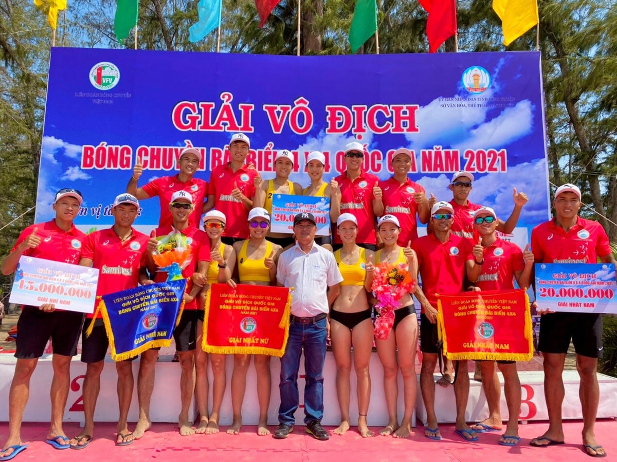 Đội bóng chuyền nam nữ Sanvinest Khánh Hòa nhận giải nhất bóng chuyền bãi biển 2021.