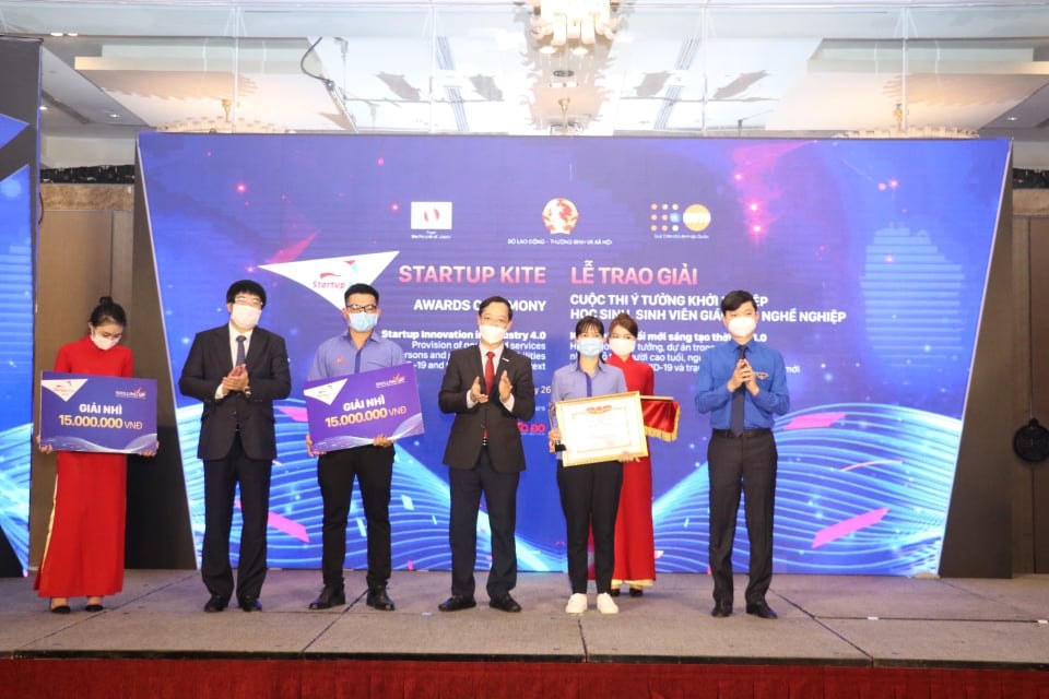 Đội thi đến từ Trường CĐ Lý Tự Trọng TP HCM đạt Giải Nhì với dự án Tích hợp đèn UVC vào máy lạnh để diệt virus và vi khuẩn.