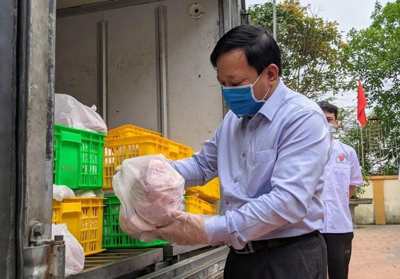 Phó Chủ tịch UBND TP Hải Phòng Nguyễn Đức Thọ trong lần kiểm tra lương thực, thực phẩm hỗ trợ người dân khu phong tỏa.
