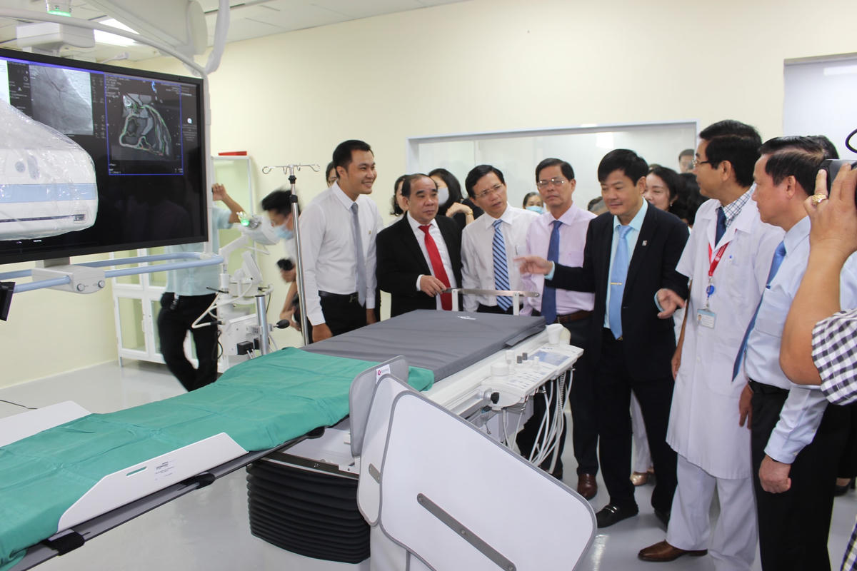 Các lãnh đạo thăm hệ thống máy DSA.