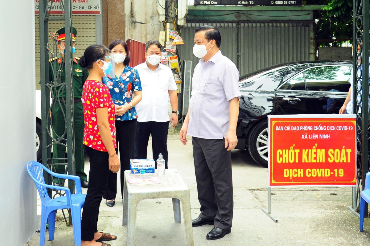 Bí thư Thành ủy Hà Nội Đinh Tiến Dũng, Phó Bí thư Thường trực Thành ủy Nguyễn Thị Tuyến kiểm tra công tác phòng, chống dịch Covid-19 tại chốt kiểm soát dịch xã Liên Ninh (huyện Thanh Trì).