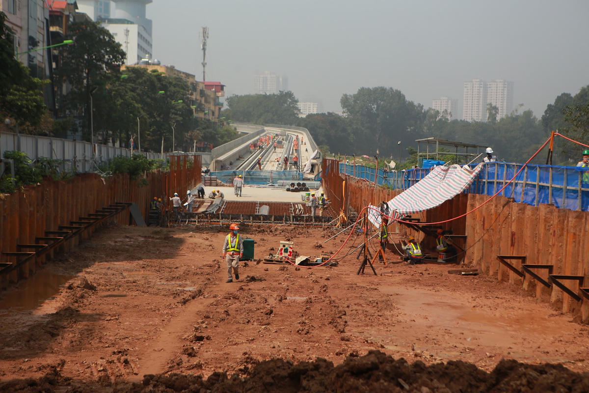 Thi công xây dựng nhà ga S9 - Kim Mã thuộc dự án Đường sắt đô thị số 3, đoạn Nhổn - Ga Hà Nội.