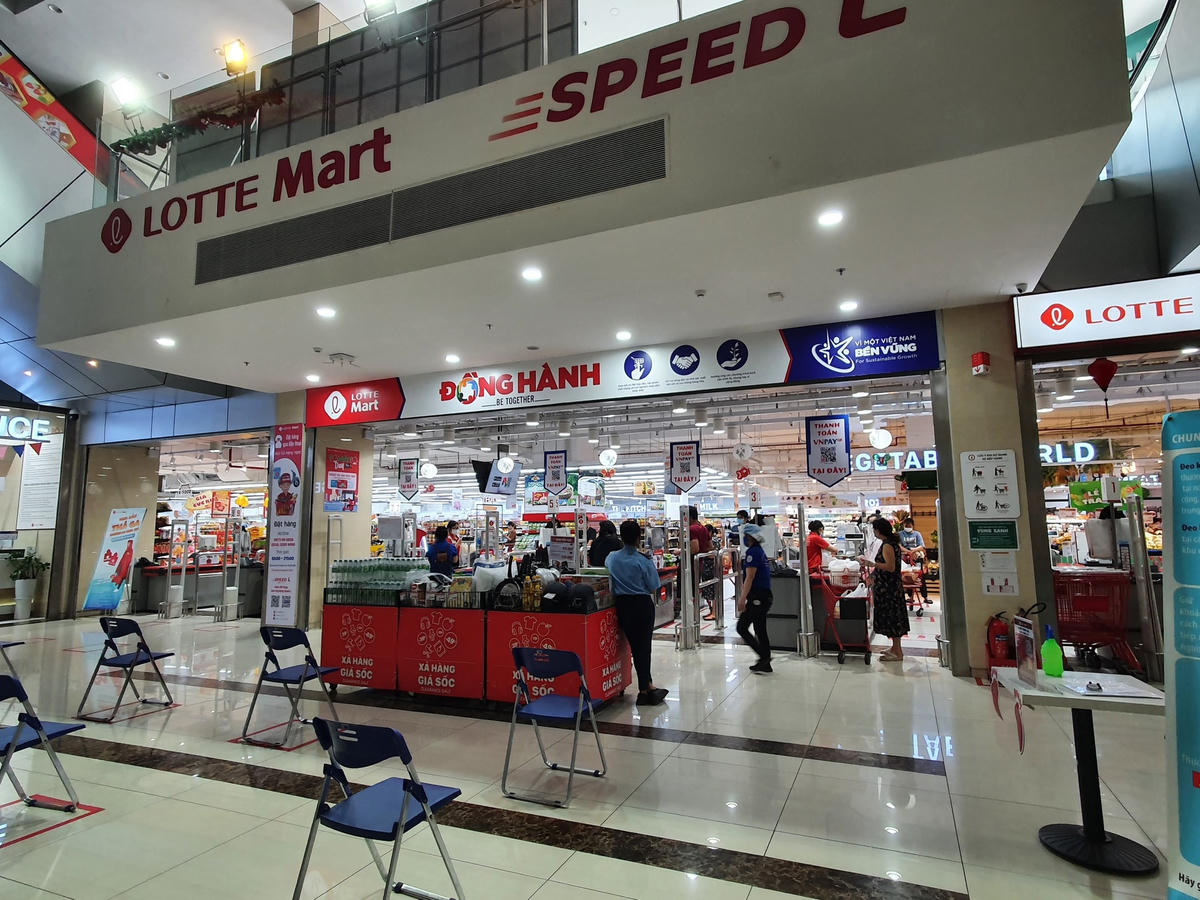 Siêu thị Lotte Cầu Giấy vắng vẻ trong những ngày giãn cách xã hội.