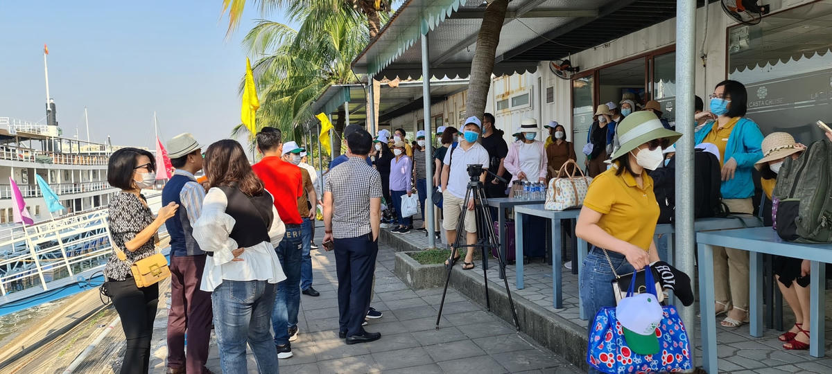 Ngay từ sáng sớm, rất đông du khách đã có mặt tại Cảng tàu khách quốc tế Tuần Châu để đi thăm vịnh.