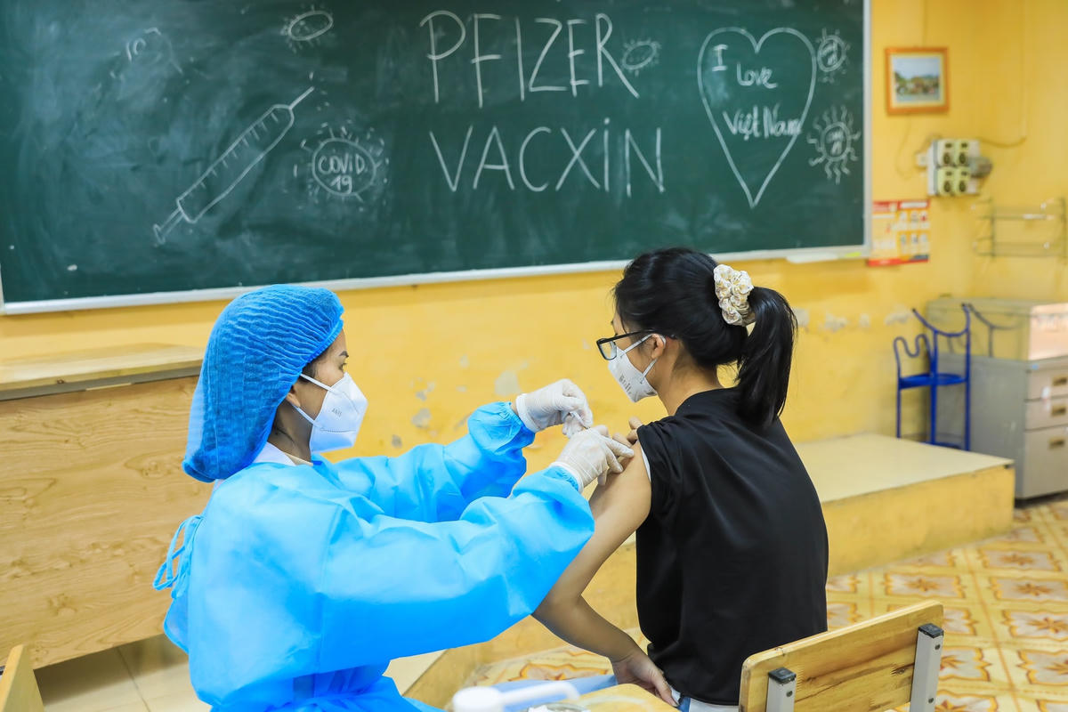 Tiêm vaccine cho trẻ vị thành niên. Ảnh: Quang Vinh