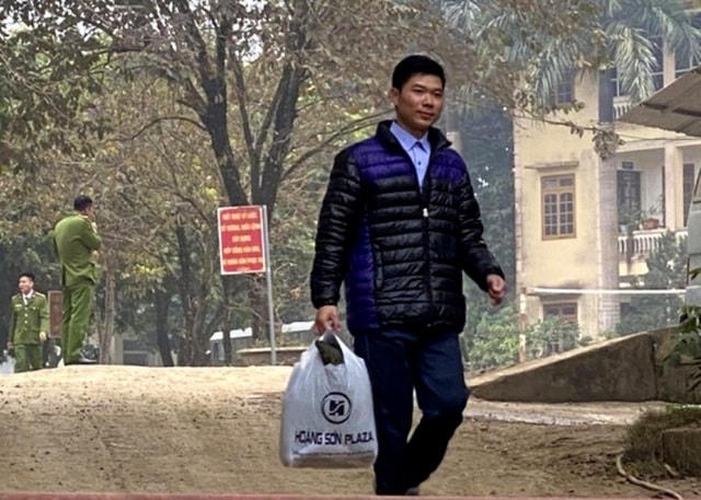 Hình ảnh anh Hoàng Công Lương mãn hạn tù bước ra khỏi cổng trại giam. Ảnh chia sẻ trên mạng xã hội.  