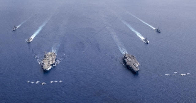 Thông báo của Hải quân Mỹ cho biết 2 nhóm tác chiến tàu sân bay USS Nimitz (CVN 68) và USS Ronald Reagan (CVN 76) đang thực hiện hoạt động tập trận chung tại Biển Đông, tạo thành Lực lượng tác chiến tàu sân bay (CSF) Nimitz. Trong ảnh: Các máy bay từ Không đoàn tàu sân bay số 5 và Không đoàn tàu sân bay số 17 bay thành đội hình phía trên hai tàu sân bay USS Nimitz và USS Ronald Reagan tại Biển Đông ngày 6/7.  