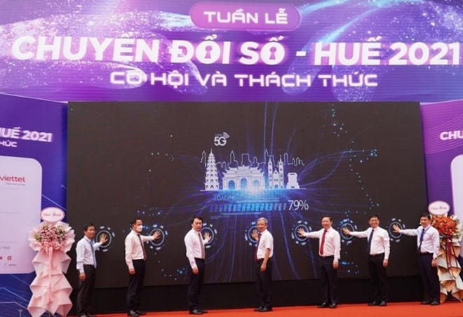 Các đại biểu nhấn nút khai trương mạng Vietel 5G tại tỉnh Thừa Thiên - Huế. Ảnh: A.K.