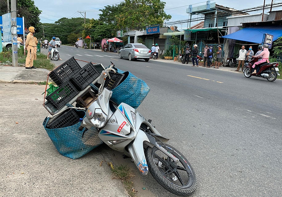 Tang vật đối tượng bỏ lại để nhảy xuống sông tẩu thoát.