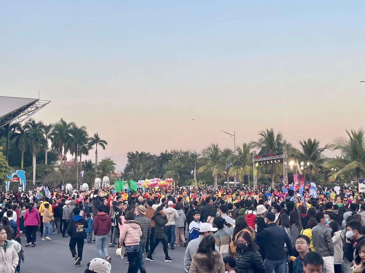 Người dân, du khách trực tiếp hoà mình vào những vũ khúc sôi động cùng các vũ công tại Carnaval mùa đông - Ngày hội sắc màu Tuần Châu 2021