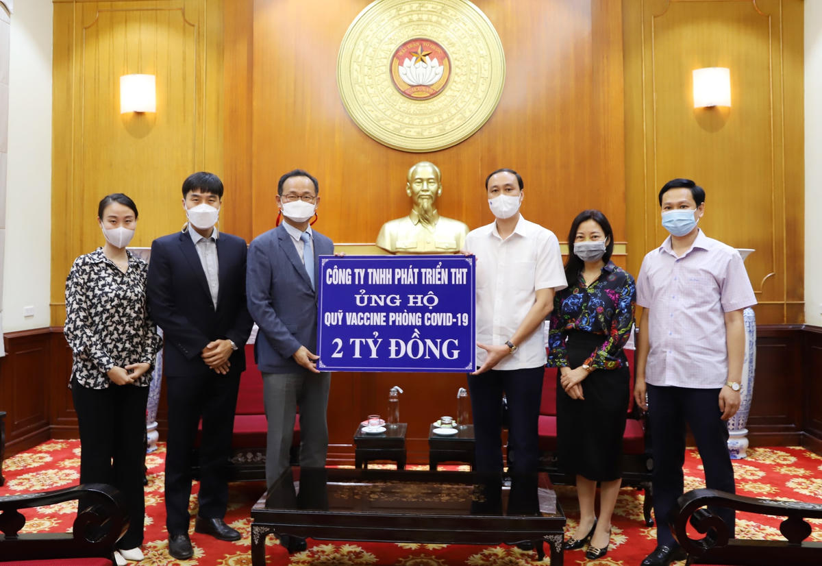 Phó Chủ tịch Phùng Khánh Tài tiếp nhận ủng hộ từ Công ty TNHH phát triển THT.