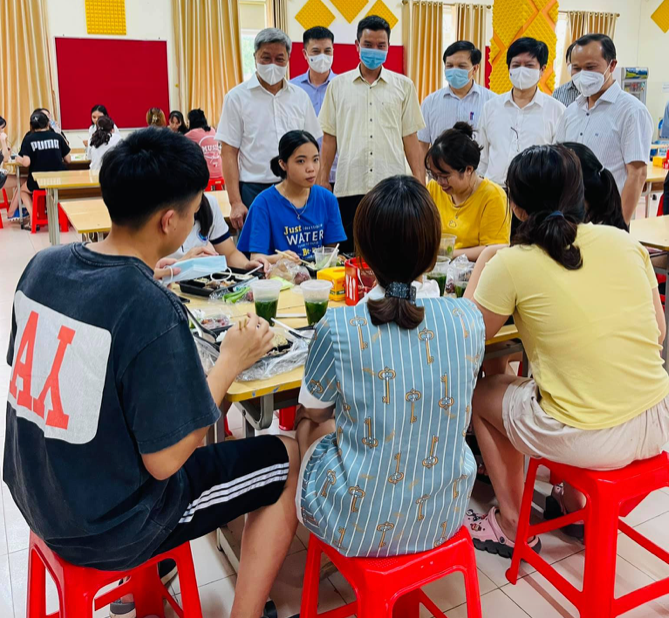 Thứ trưởng Bộ Y tế Nguyễn Trường Sơn cùng các cán bộ thăm hỏi tình hình các sinh viên trường Đại học Kỹ thuật Y tế Hải Dương. Ảnh: Nguyễn Phương Thảo.