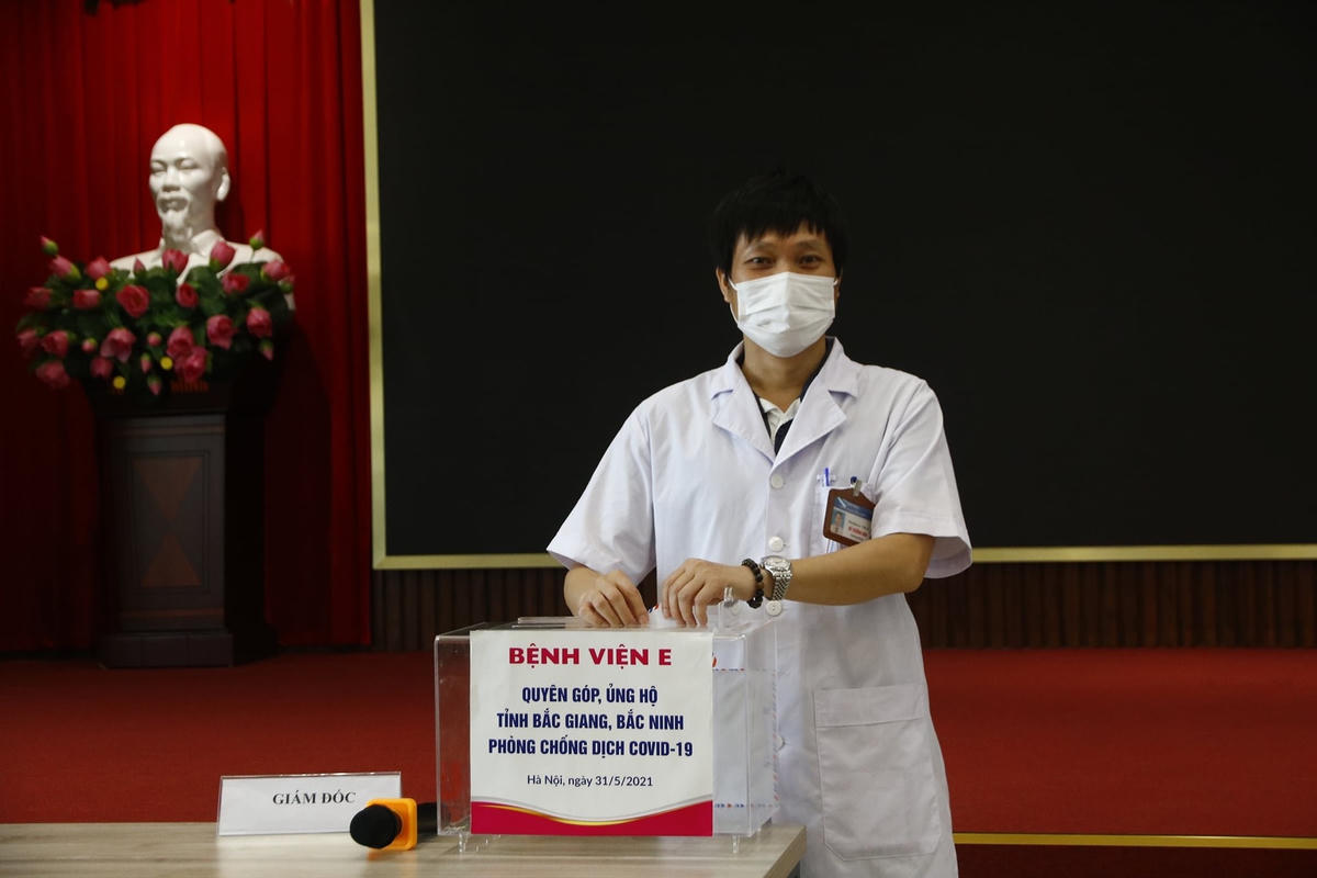 Các y bác sĩ Bệnh viện E tham gia quyên góp, ủng hộ tỉnh Bắc Giang, Bắc Ninh phòng chống Covid-19. Ảnh: BVCC. 
