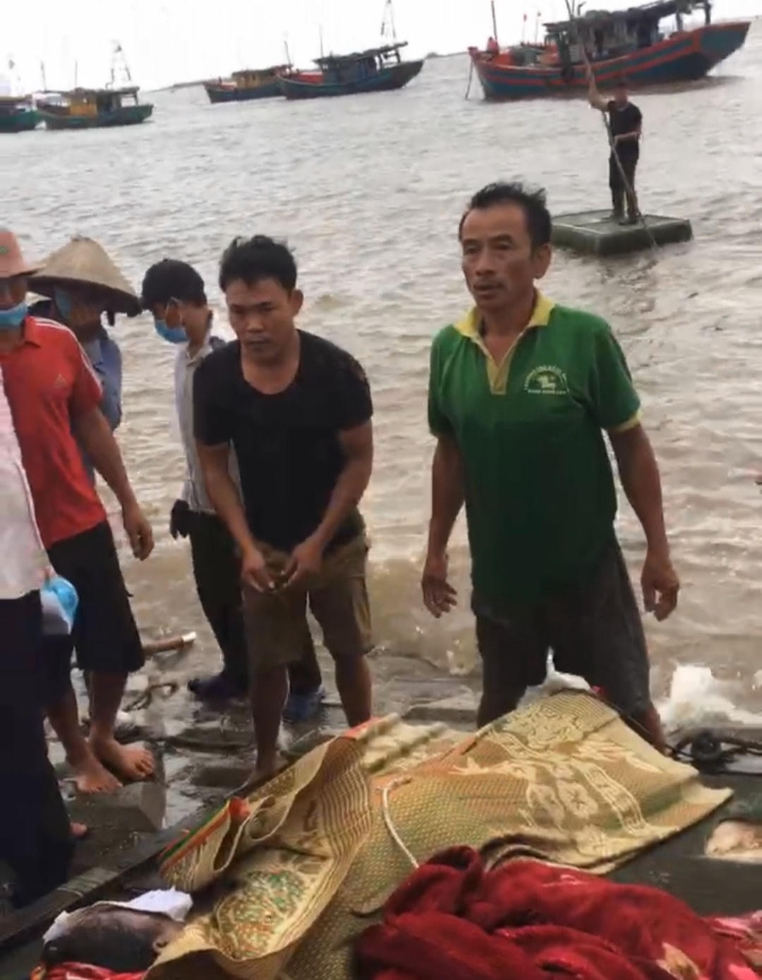 Thi thể nạn nhân được tìm thấy, đưa lên bờ trong chiều nay.
