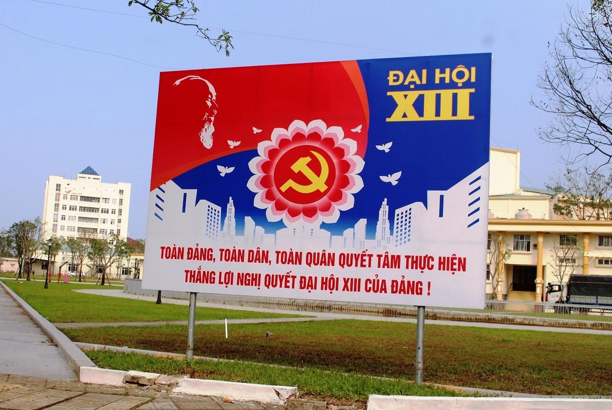 Pano chào mừng Đại hội lần thứ XIII của Đảng trên đường Hùng Vương.