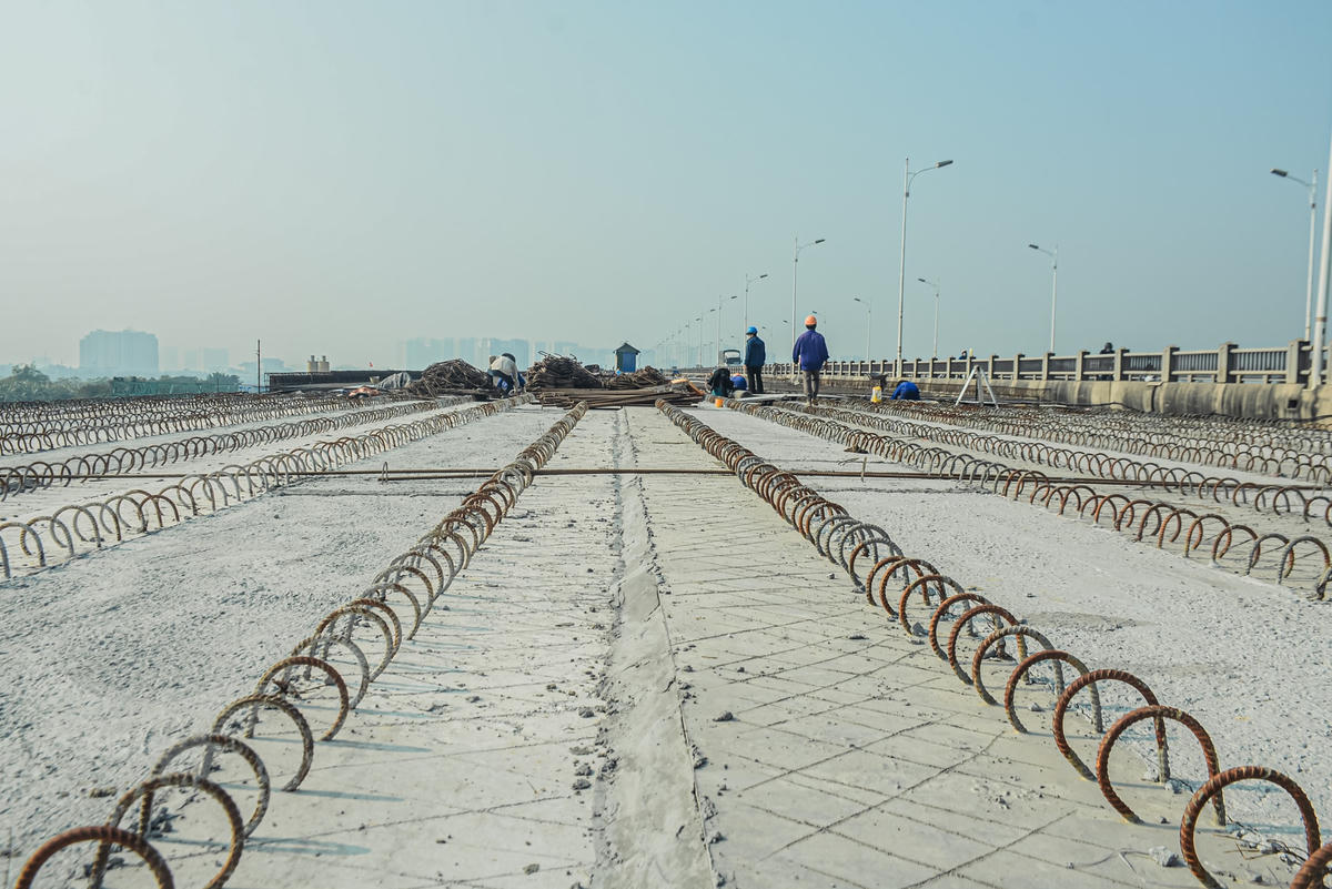 Hiện nay, một số mặt cầu đã được đổ bê tông.