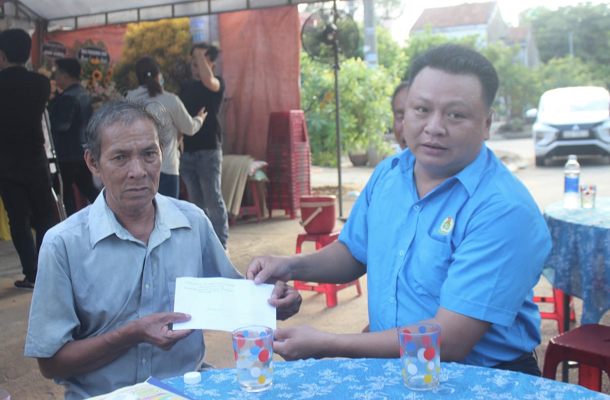 Ông Nguyễn Kỳ Vĩnh thăm hỏi, hỗ trợ gia đình chị Ng..