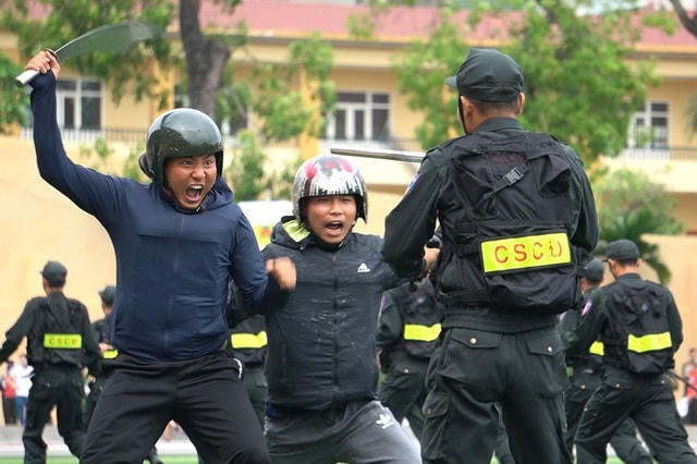                          Cảnh sát chống bạo động dùng khiên biểu diễn đấu đối kháng.