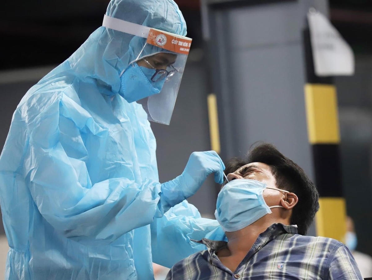 Lực lượng chức năng test nhanh.
