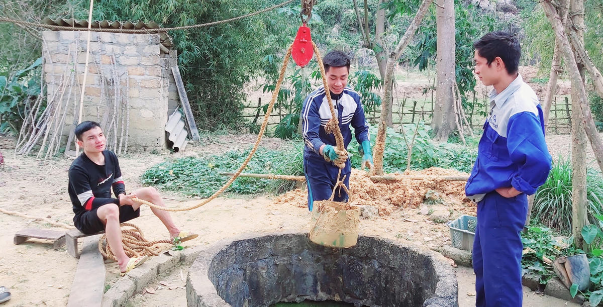 Để có nước sử dụng, sáng ngày 24/2 ông Neo đã huy động con cháu đến “hạ giếng” tìm nước ngầm..