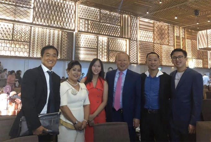 HLV Park Hang-seo và trợ lý Lee Young-jin chụp ảnh cùng gia đình trợ lý ngôn ngữ Lê Huy Khoa. Nhà cầm quân người Hàn Quốc mới bay vào TP HCM hôm qua 15/11 sau khi đợt tập trung của U23 Việt Nam kết thúc.