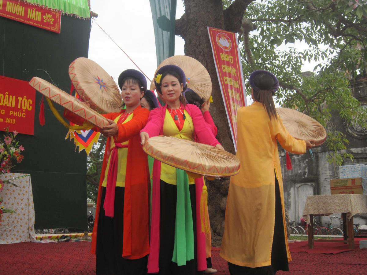 Làng quê bay bổng điệu chèo
