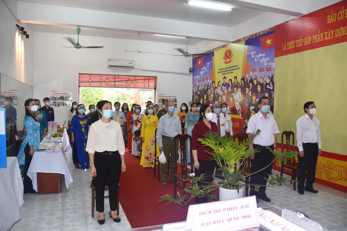 Phó Chủ tịch Trương Thị Ngọc Ánh dự lễ khai mạc tại Khu vực bỏ phiếu số 7, phường Yên Hòa.